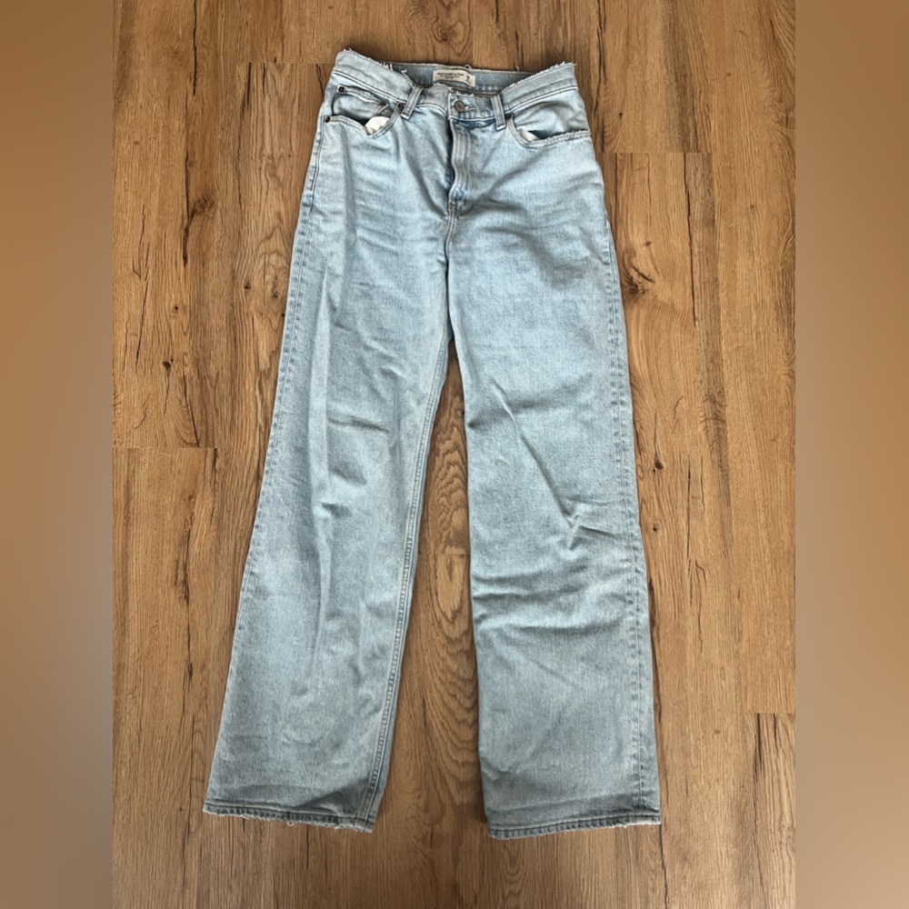 Abercrombie light wash Jean